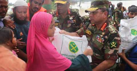 ফেনী জেলার ছাগলনাইয়াতে বন্যাকবলিত এলাকা পরিদর্শন করলেন সেনাবাহিনী প্রধান