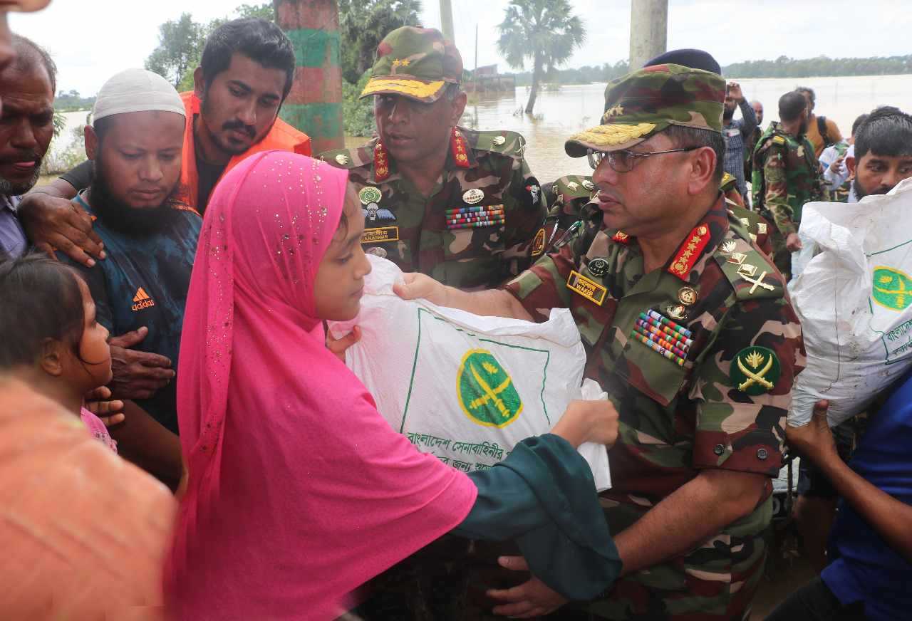 ফেনী জেলার ছাগলনাইয়াতে বন্যাকবলিত এলাকা পরিদর্শন করলেন সেনাবাহিনী প্রধান