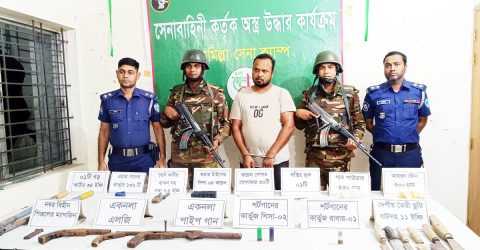 যৌথ বাহিনীর অভিযানে চৌদ্দগ্রামে বিপুল পরিমান অস্ত্র সহ যুবলীগ নেতা গ্রেফতার