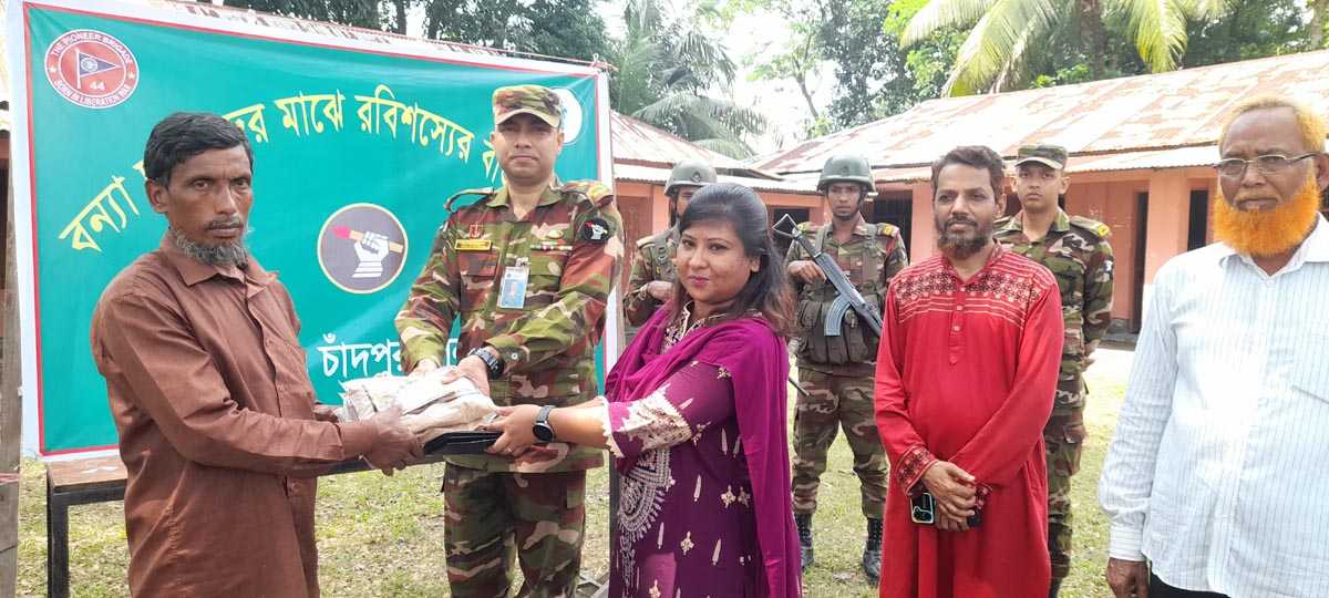শাহরাস্তিতে সেনাবাহিনী কর্তৃক বন্যার্তদের মাঝে রবি শস্য বীজ ও নগদ অর্থ প্রদান