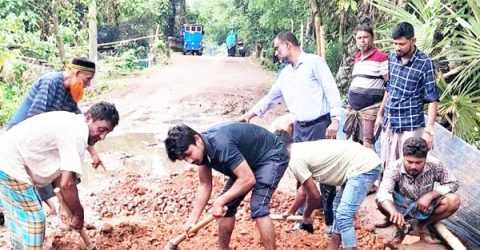 মনোহরগঞ্জে বন্যায় ক্ষতিগ্রস্থ সড়ক সেচ্ছাশ্রমে মেরামত