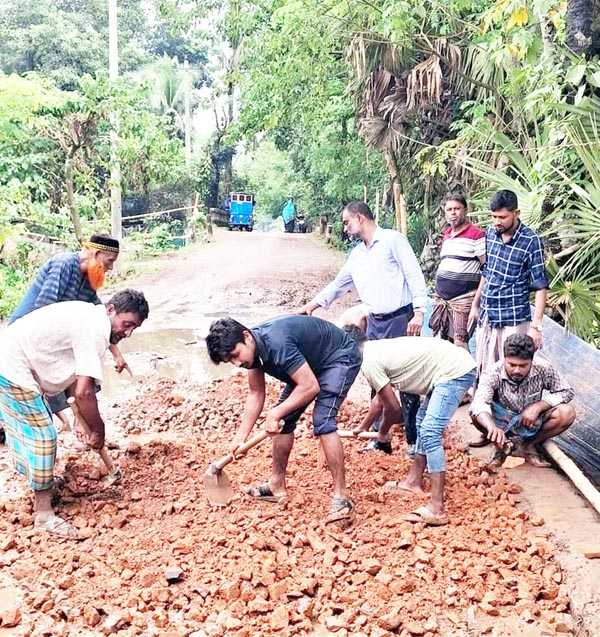 মনোহরগঞ্জে বন্যায় ক্ষতিগ্রস্থ সড়ক সেচ্ছাশ্রমে মেরামত