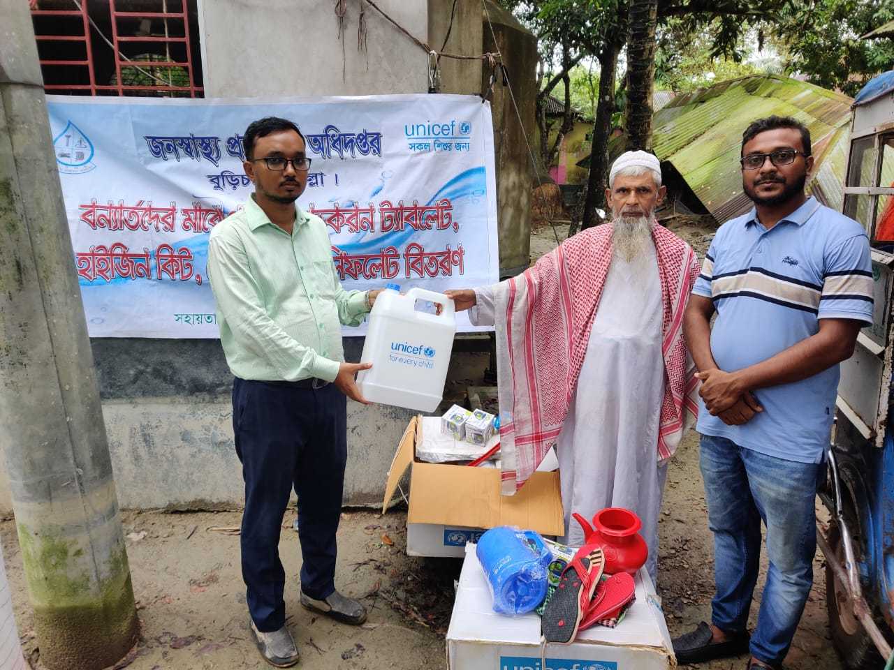 বুড়িচংয়ে উপজেলা জনস্বাস্থ্য প্রকৌশলের বন্যার্ত মানুষের মাঝে ইউনিসেফের সহায়তায় হাইজিন সামগ্রী বিতরণ