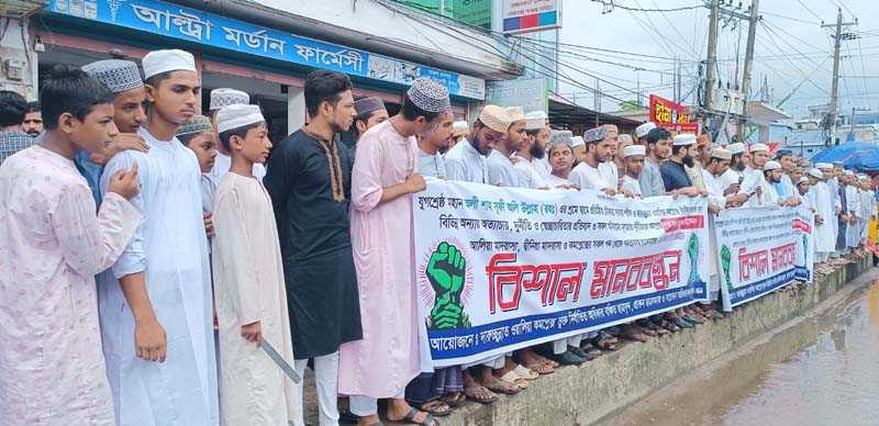 নাঙ্গলকোটের মৌকরা কামিল মাদরাসার শিক্ষার্থীদের প্রতি বৈষম্য ও নির্যাতন বন্ধের দাবিতে মানববন্ধন ও স্মারকলিপি