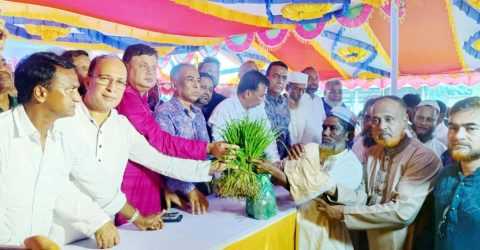 বুড়িচংয়ে কৃষকদলের ধানে চারা, সবজির চারা ও বীজ বিতরণ