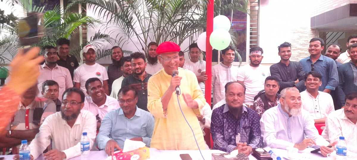 হাজিগঞ্জ শাহরাস্তিতে প্রার্থী হিসেবে ইঞ্জিনিয়ার মুমিনুল হকই সেরা-কবি আব্দুল হাই সিকদার