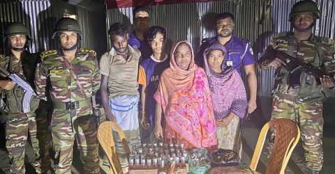 বুড়িচংয়ে যৌথবাহিনীর অভিযানে মাদকসহ ৫ জন আটক