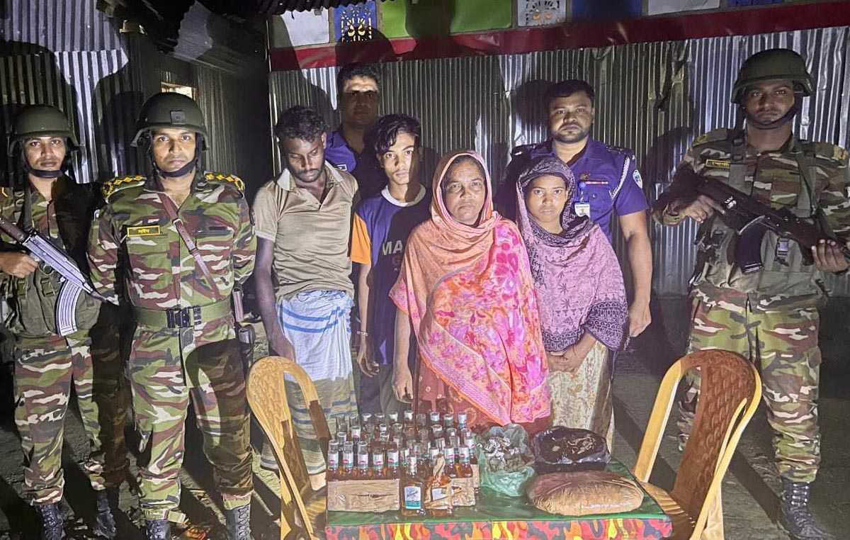 বুড়িচংয়ে যৌথবাহিনীর অভিযানে মাদকসহ ৫ জন আটক