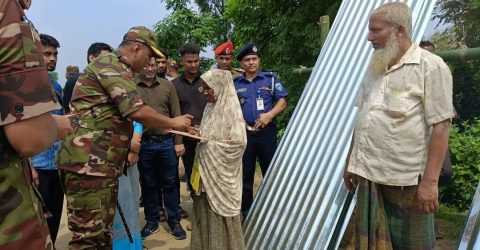 বুড়িচংয়ে বন্যায় ক্ষতিগ্রস্তদের মাঝে সেনাবাহিনীর পক্ষ থেকে ঢেউটিন ও নগদ অর্থ বিতরণ