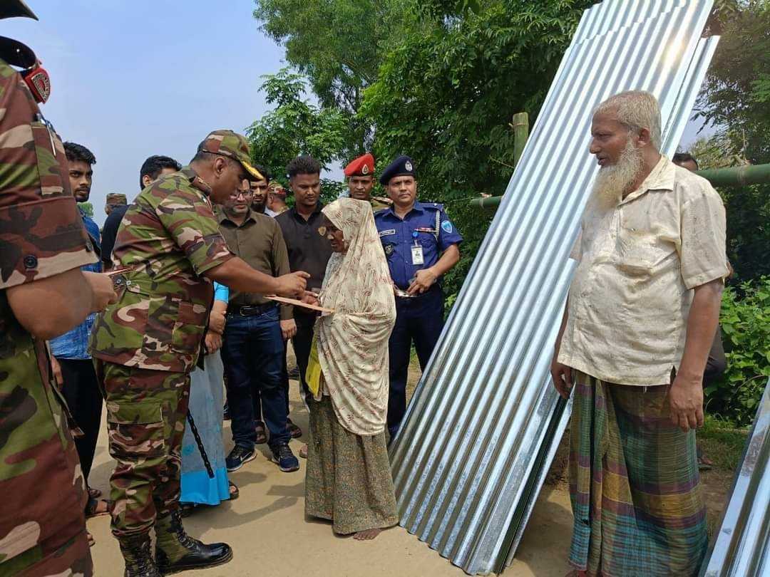 বুড়িচংয়ে বন্যায় ক্ষতিগ্রস্তদের মাঝে সেনাবাহিনীর পক্ষ থেকে ঢেউটিন ও নগদ অর্থ বিতরণ