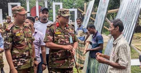 ব্রাহ্মণপাড়ায় সেনাবাহিনীর পক্ষ থেকে বন্যায় ক্ষতিগ্রস্তদের মধ্যে নগদ অর্থ ও টিন বিতরণ