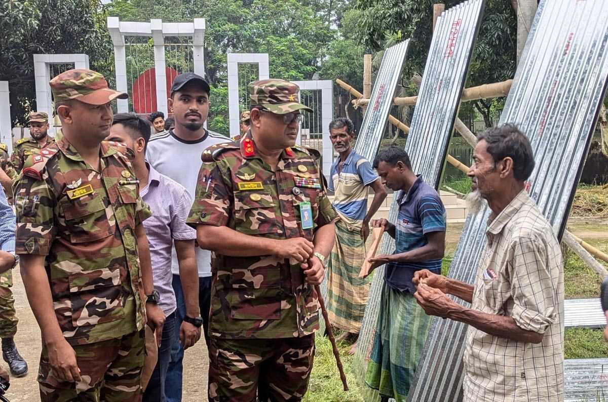 ব্রাহ্মণপাড়ায় সেনাবাহিনীর পক্ষ থেকে বন্যায় ক্ষতিগ্রস্তদের মধ্যে নগদ অর্থ ও টিন বিতরণ