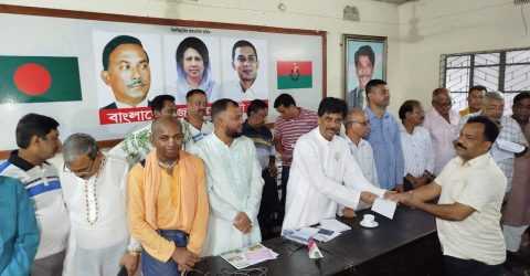কুমিল্লায় দুর্গাপূজা উপলক্ষে ৯৩টি মণ্ডপে বিএনপির উপহার প্রদান