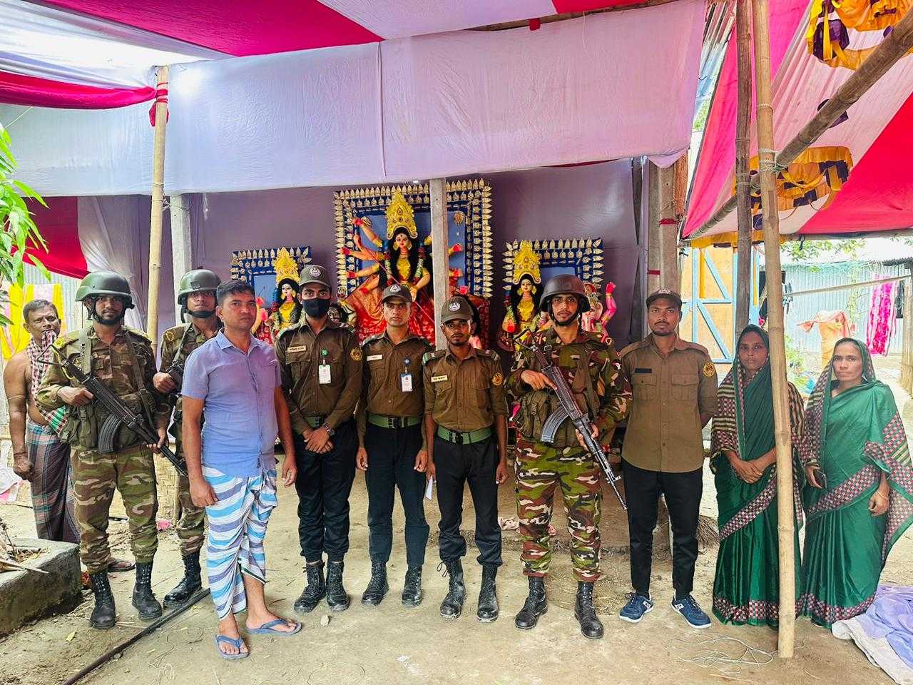 ব্রাহ্মণপাড়ায় বিভিন্ন পূজামণ্ডপ পরিদর্শন করেছে সেনাবাহিনী