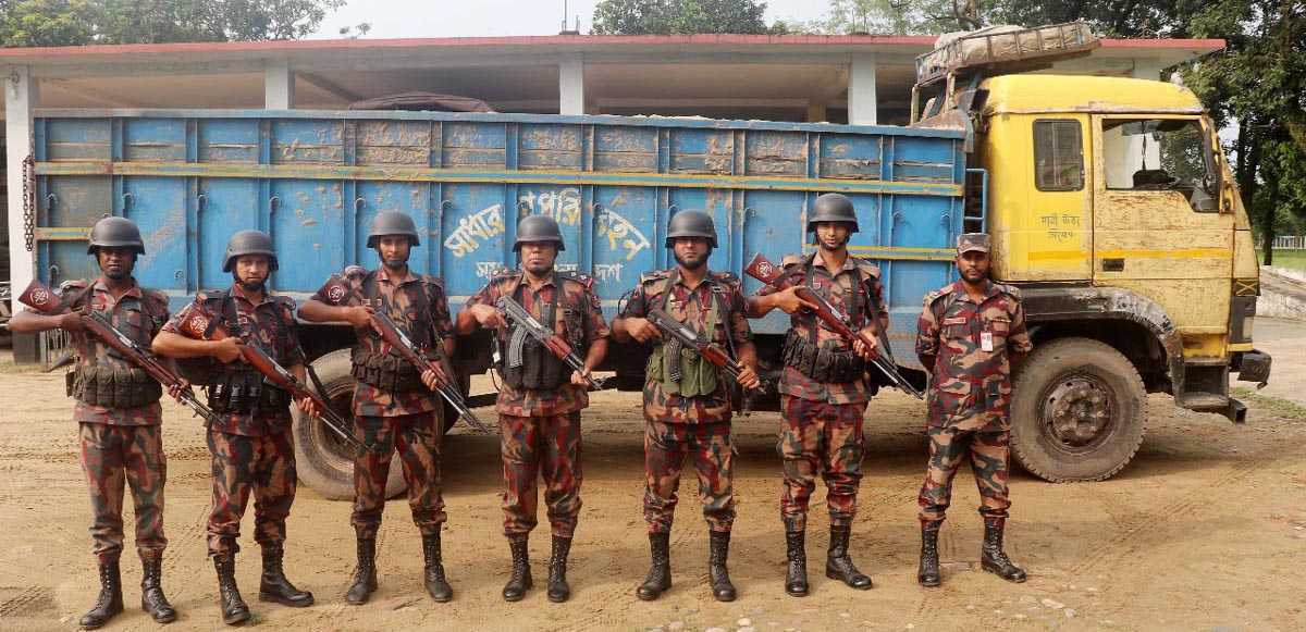 ১৯ বিজিবির অভিযানে ৬৪ লক্ষ টাকার ভারতীয় চোরাই মাল আটক