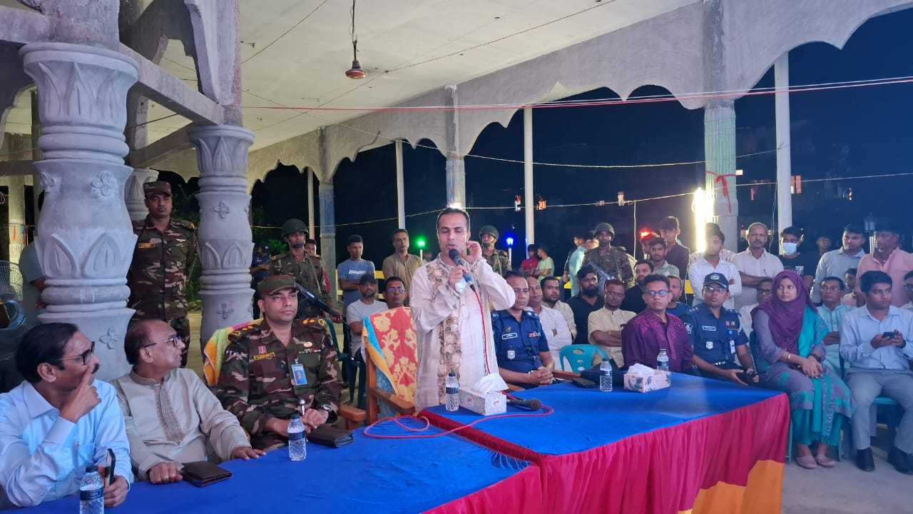 শাহরাস্তিতে পূজামন্ডপ পরিদর্শনে চাঁদপুর জেলা প্রশাসক