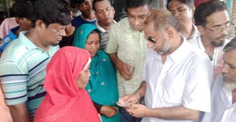 দেবিদ্বার বন্যায় ক্ষতিগ্রস্থদের মাঝে নগত অর্থ বিতরন করলেন বিএনপির ভারপ্রাপ্ত চেয়ারম্যান তারেক রহমান