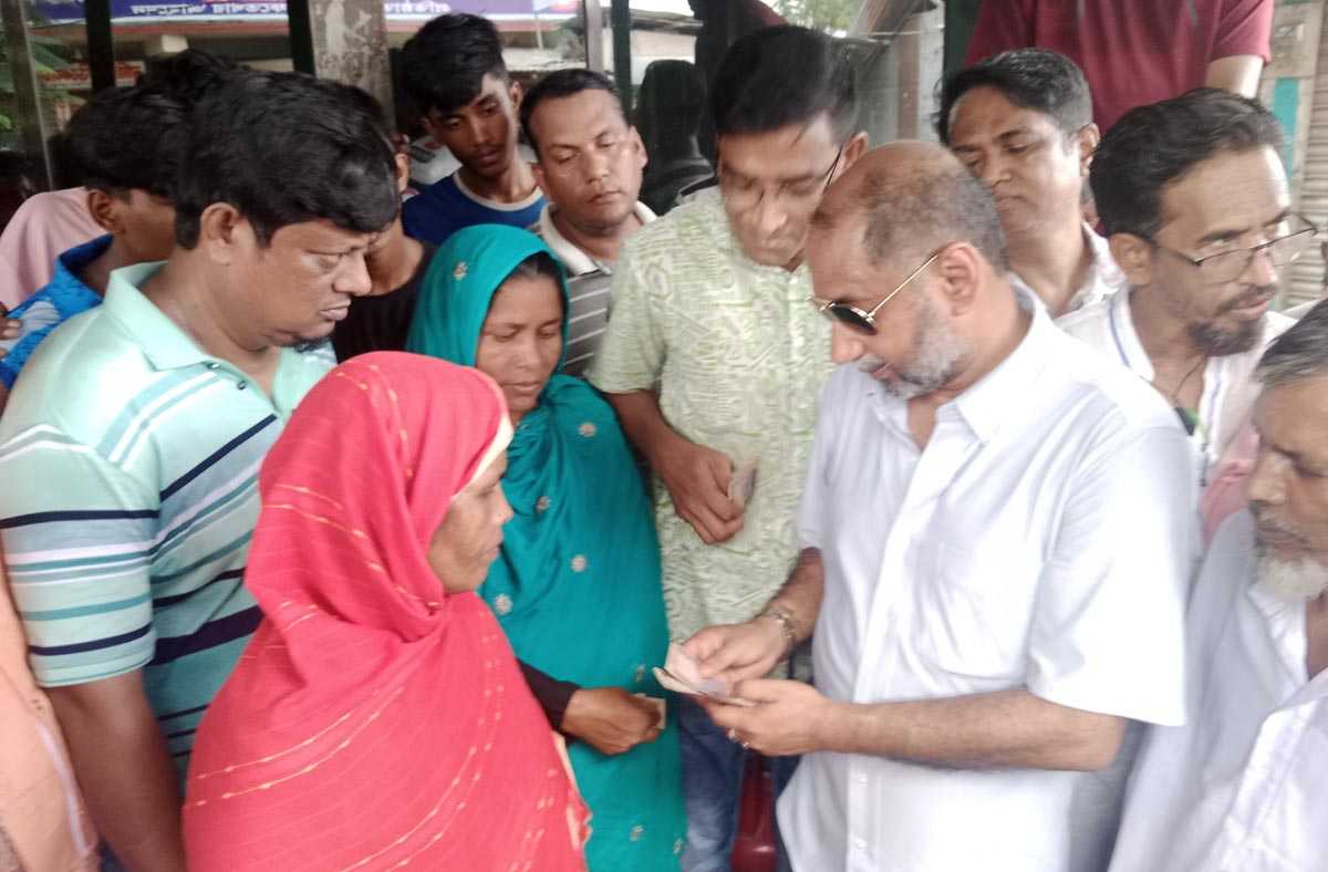 দেবিদ্বার বন্যায় ক্ষতিগ্রস্থদের মাঝে নগত অর্থ বিতরন করলেন বিএনপির ভারপ্রাপ্ত চেয়ারম্যান তারেক রহমান