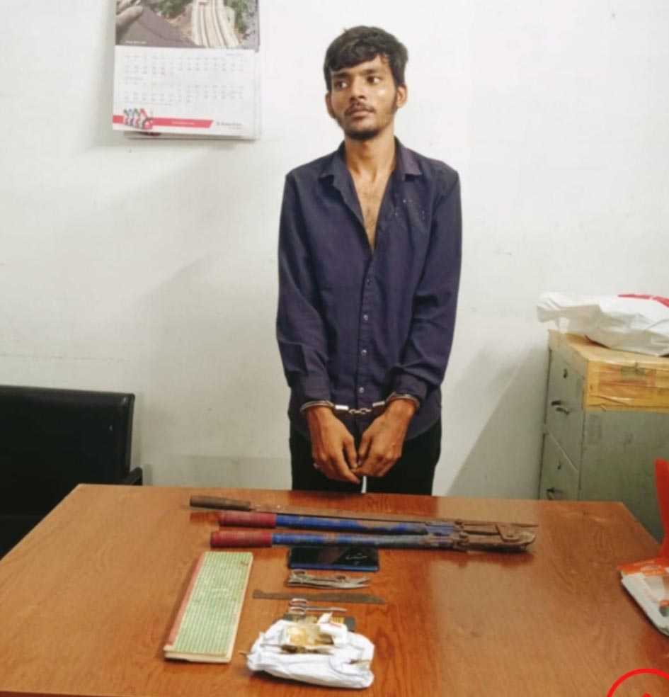 সোনারগাঁয়ে যৌথবাহিনীর হাতে দেশীয় অস্ত্র ও গাঁজাসহ গ্রেপ্তার-১