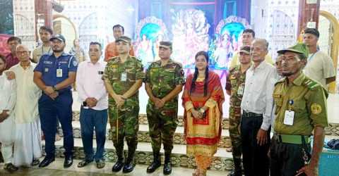 চৌদ্দগ্রামে বিভিন্ন পূজামন্ডপ পরিদর্শন করে সেনাবাহিনীর সন্তোষ প্রকাশ