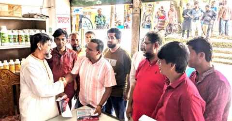 রাষ্ট্রকাঠামো মেরামতের ৩১ দফা বাস্তবায়নে চৌদ্দগ্রামে কেন্দ্রীয় স্বেচ্ছাসেবকদল নেতা রাজিব আহসানের লিফলেট বিতরণ