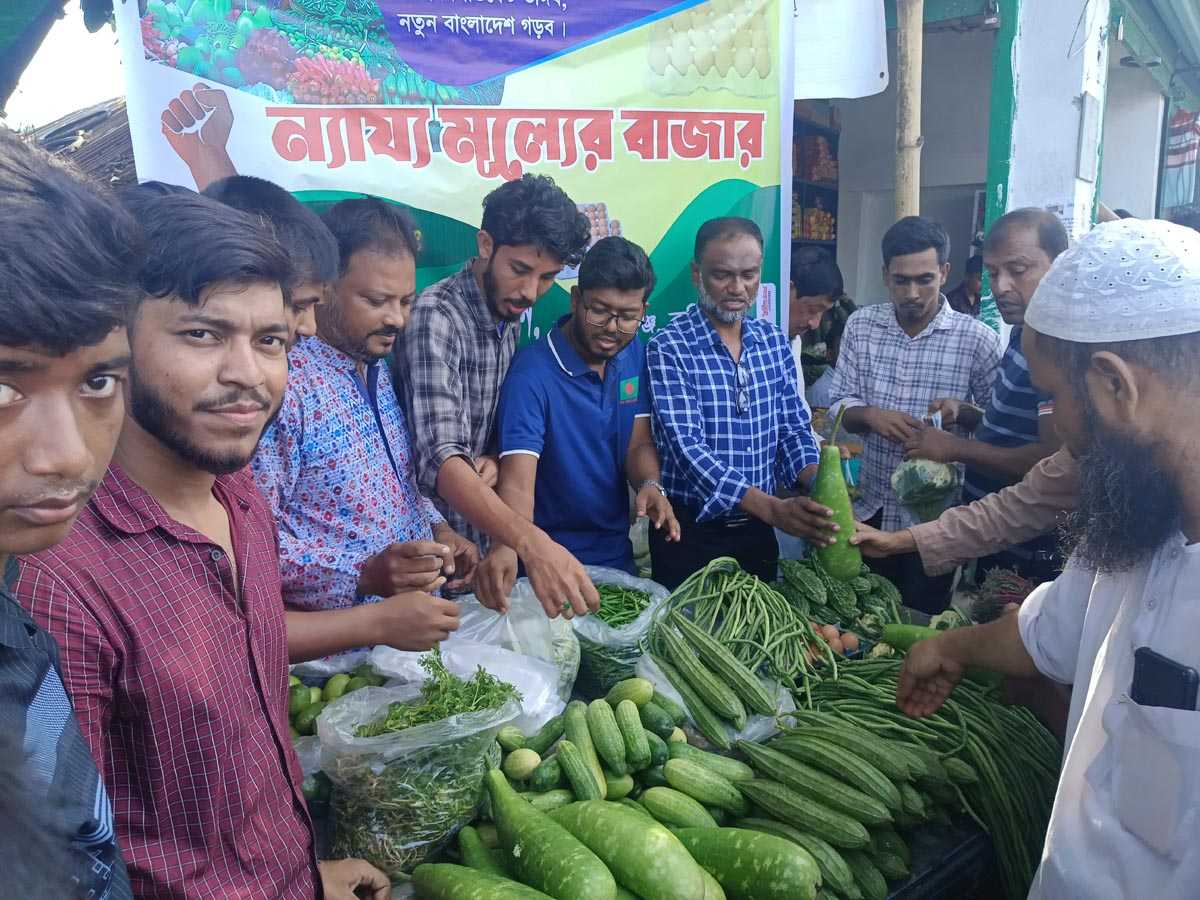 সিন্ডিকেট ভাঙতে মনোহরগঞ্জে ছাত্র প্রতিনিধিরা ক্রয় মূল্যে সবজি বিক্রি