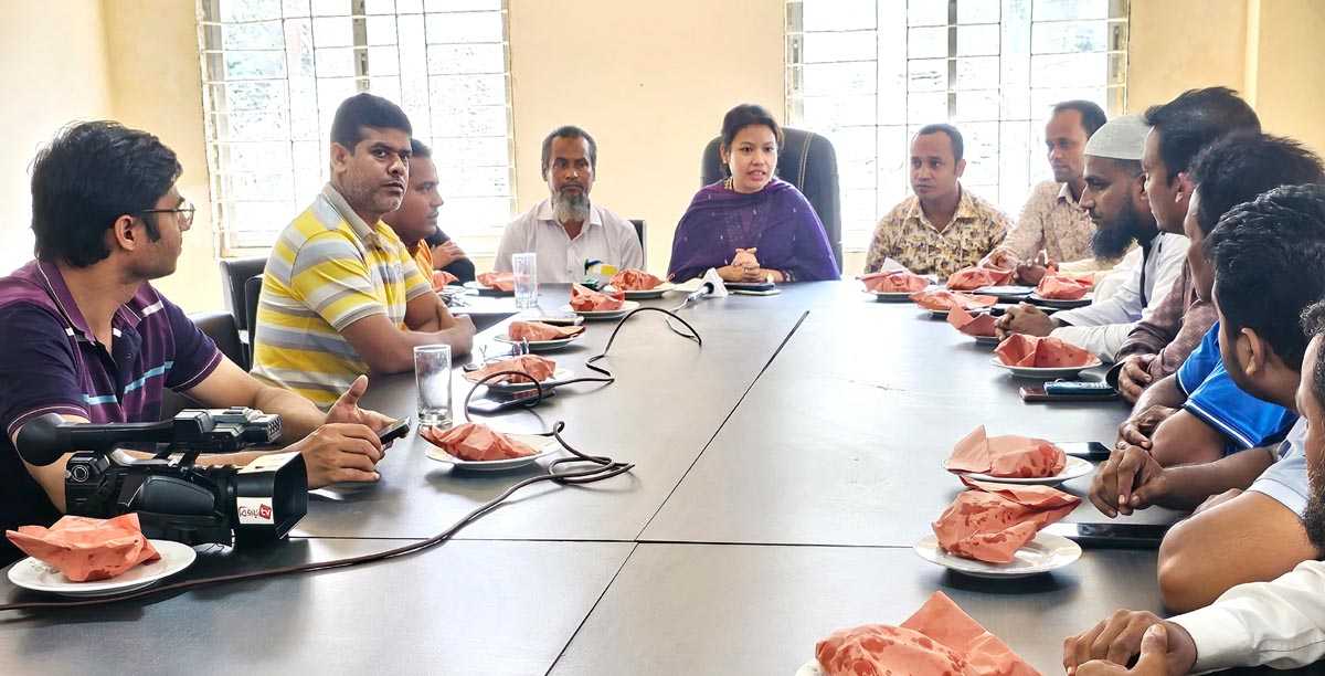 সাংবাদিকদের সঙ্গে নির্বাহী অফিসারের মতবিনিময়
