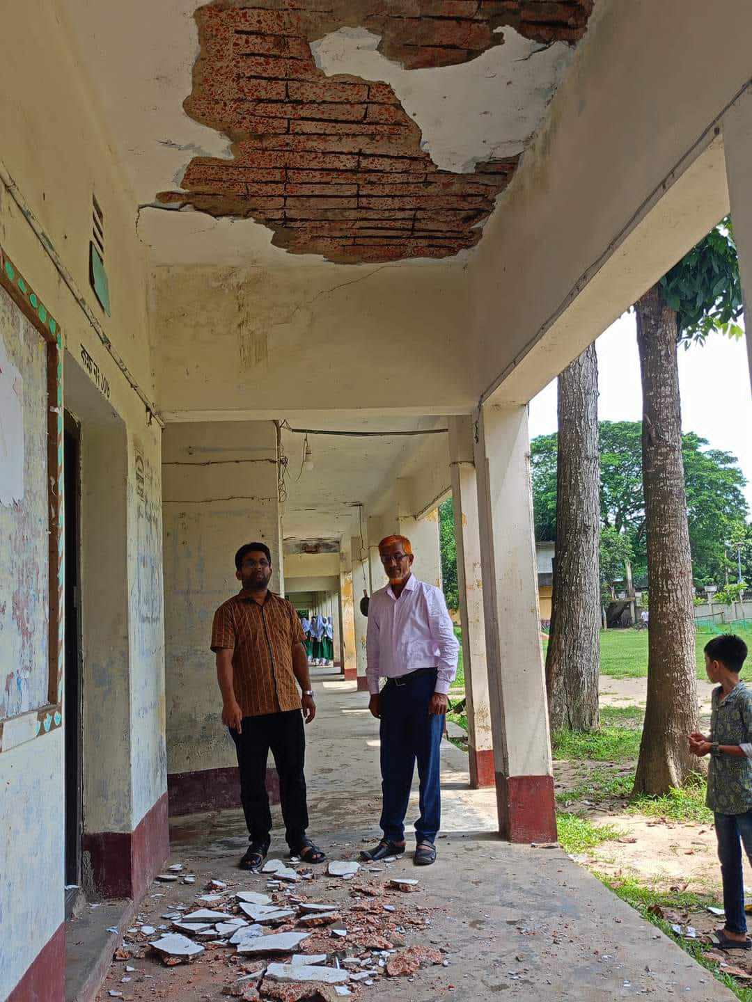 ব্রাহ্মণপাড়া আশরাফ স্কুলে তিনটি ঝুকিপূর্ণ ভবনে ১২ শত শিক্ষার্থীর পাঠদান