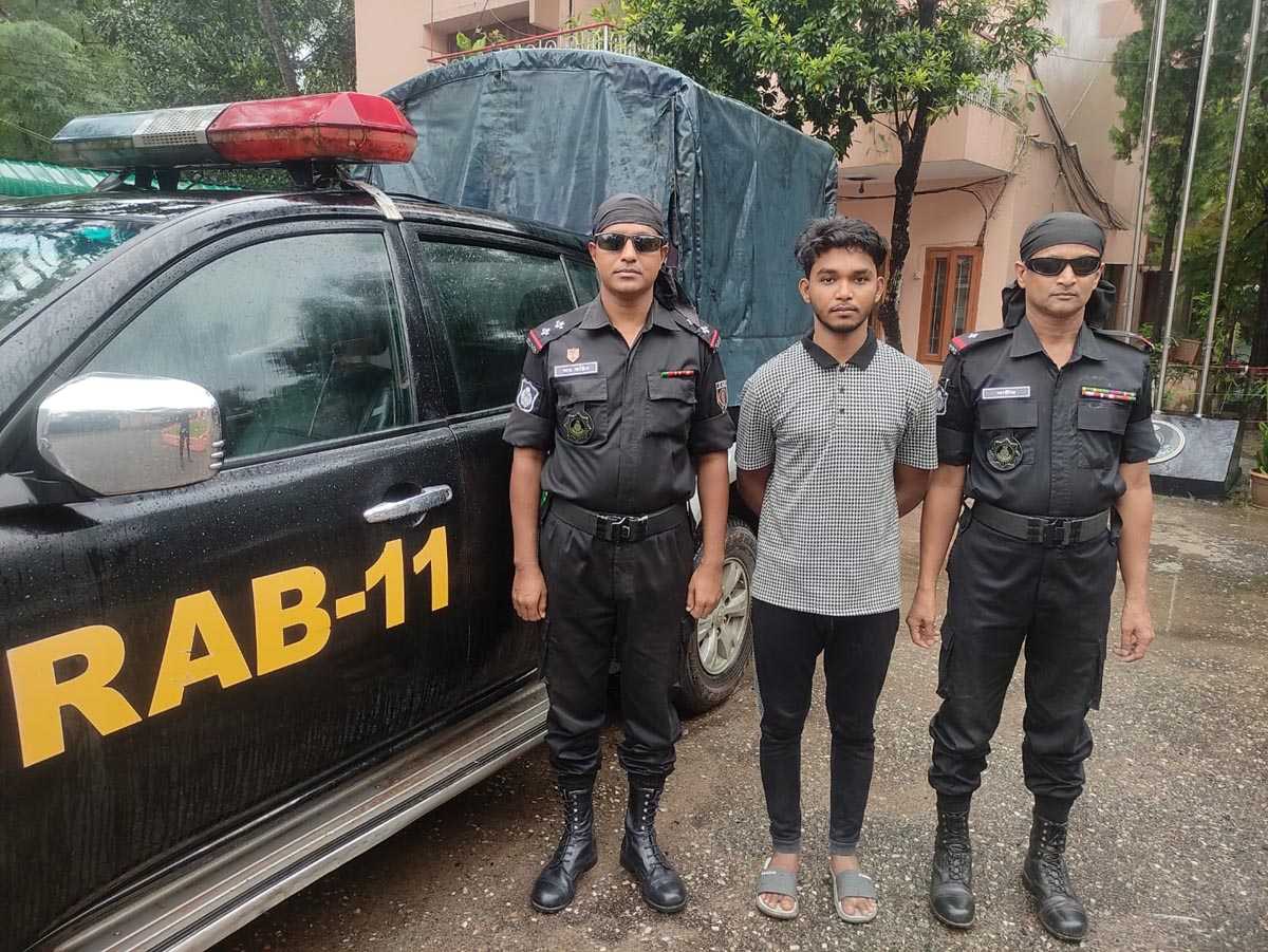 ধর্ষণের ঘটনায় জড়িত প্রধান আসামী মোঃ সাকিব আহম্মেদ র‍্যাব কর্তৃক গ্রেফতার