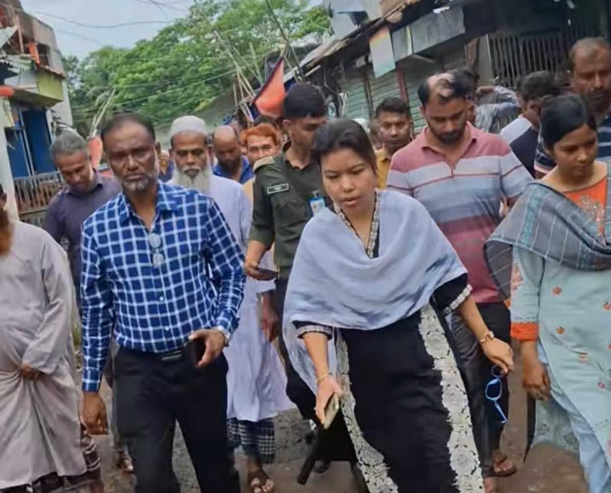 মনোহরগঞ্জে বাজার কমিটি নিয়ে বাজার পরিদর্শন করেন উপজেলা প্রশাসন