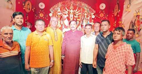 কুমিল্লা নগরীর বিভিন্ন পূজামণ্ডপ পরিদর্শন করলেন সাবেক মেয়র মনিরুল হক সাক্কু