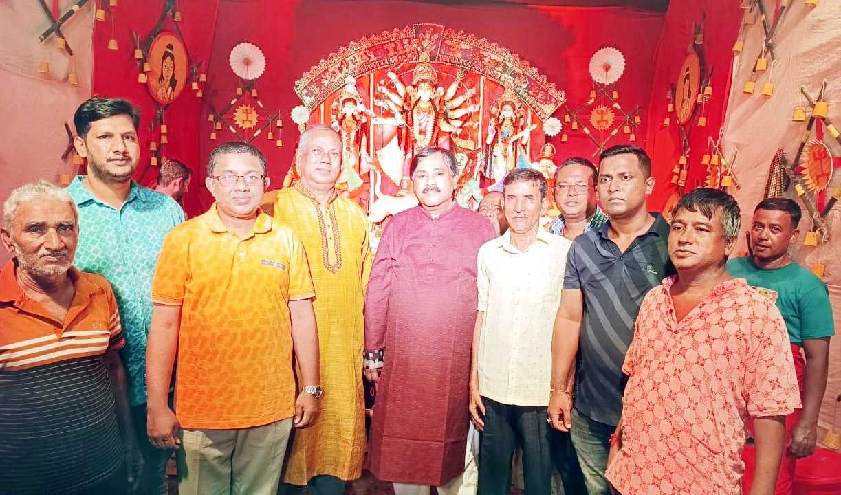 কুমিল্লা নগরীর বিভিন্ন পূজামণ্ডপ পরিদর্শন করলেন সাবেক মেয়র মনিরুল হক সাক্কু