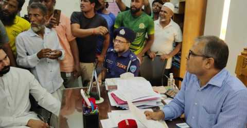 কুমিল্লা সিটি কর্পোরেশন এর শ্রমিকদের বেতন বৃদ্ধি ও ৯দফা দাবিতে বিক্ষোভ