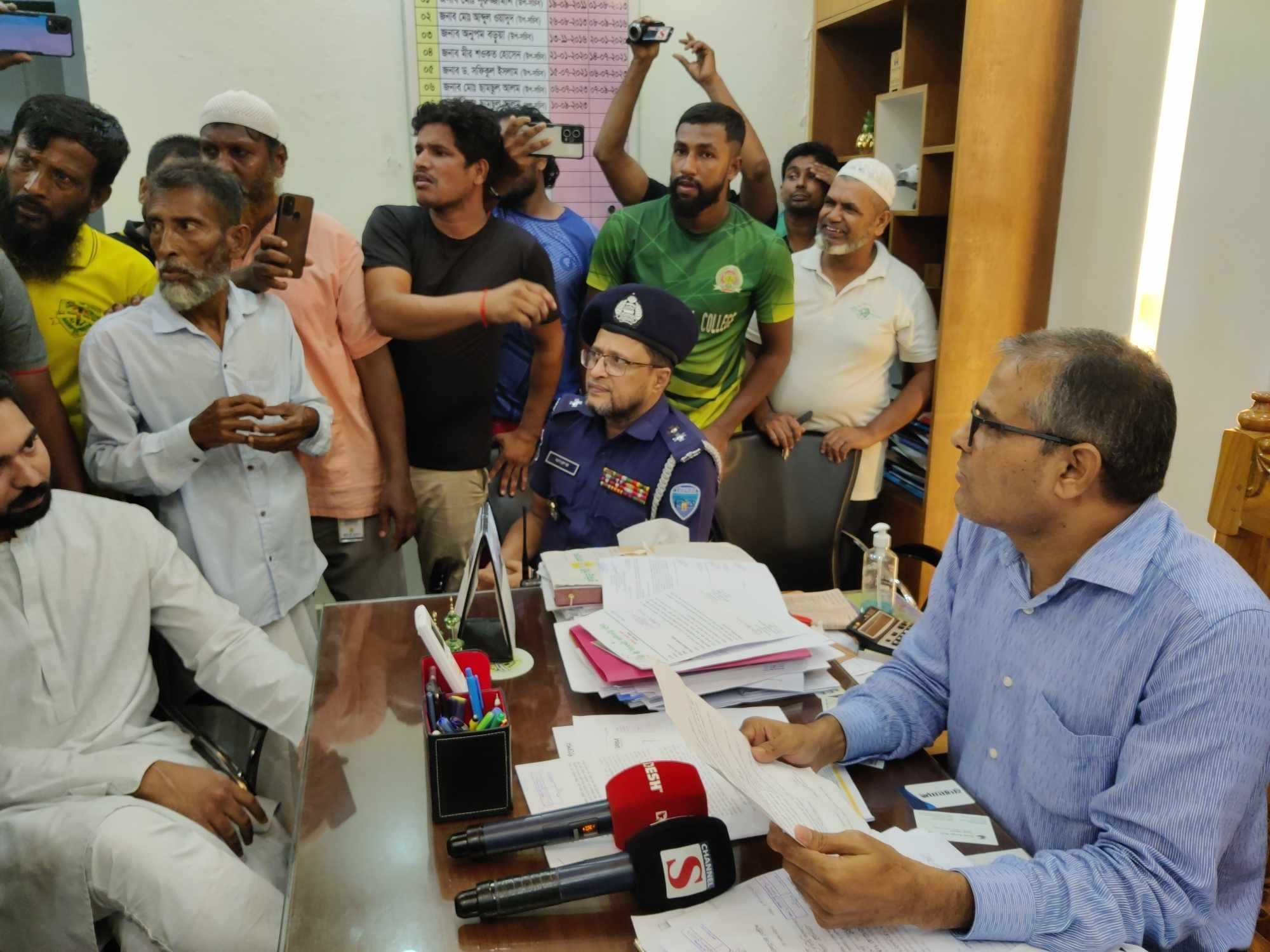 কুমিল্লা সিটি কর্পোরেশন এর শ্রমিকদের বেতন বৃদ্ধি ও ৯দফা দাবিতে বিক্ষোভ