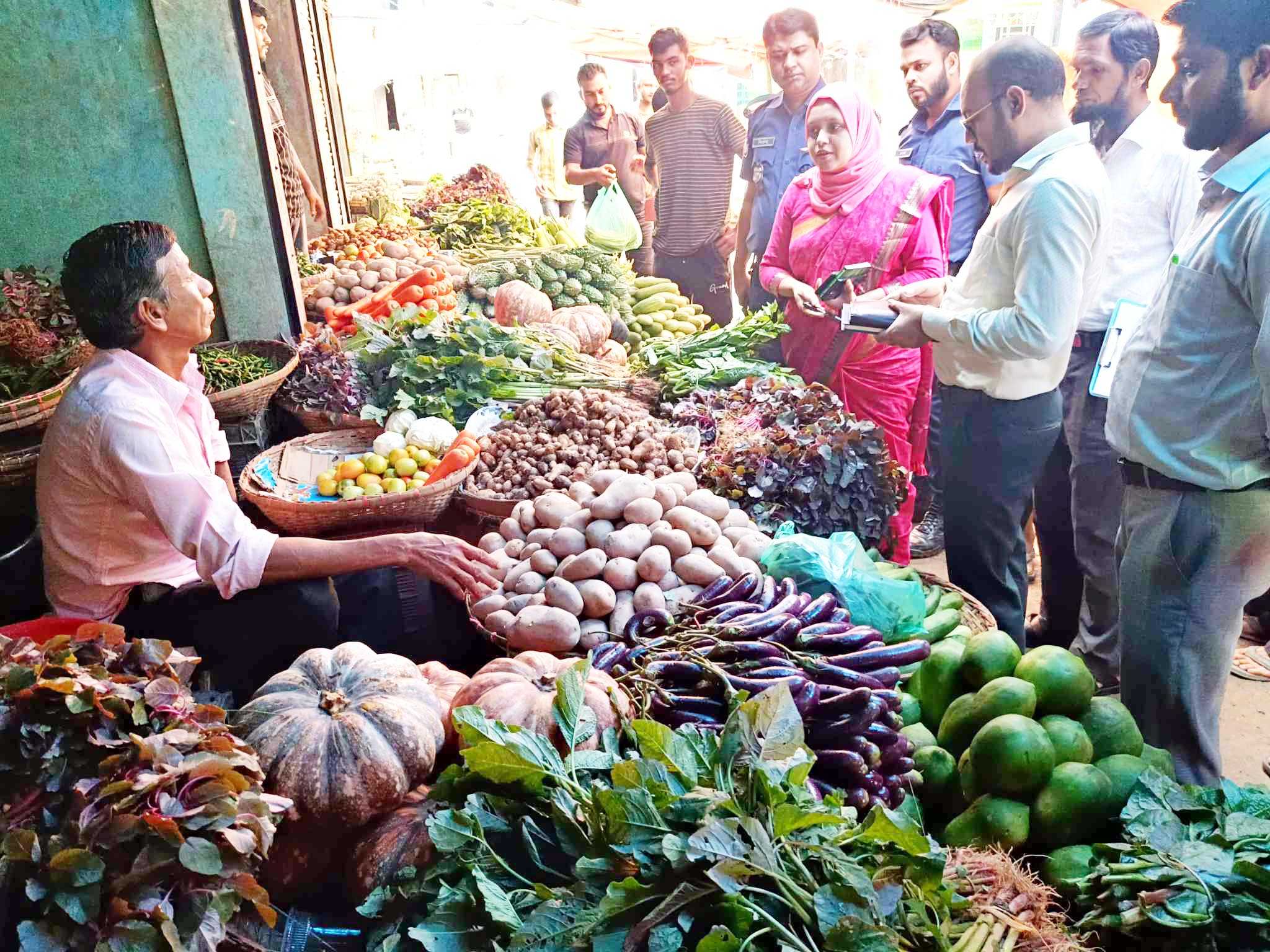 জৈন্তাপুরে মোবাইল কোর্টের অভিযানে বাজার মনিটরিং জরিমানা আদায়