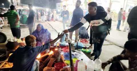 মুরাদনগরে পিঠা পুলি জানান দিচ্ছে শীতের আগমনী বার্তা