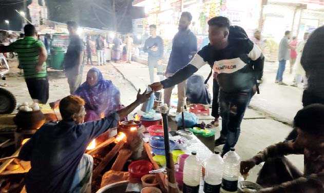 মুরাদনগরে পিঠা পুলি জানান দিচ্ছে শীতের আগমনী বার্তা