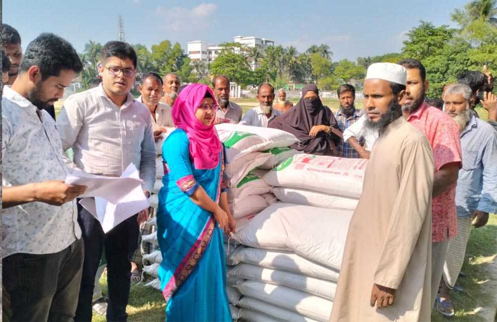 বুড়িচংয়ে বন্যায় ক্ষতিগ্রস্ত ২৫০ পরিবারের মাঝে ষাঁড় ও গাভীর সুষম খাদ্য বিতরণ
