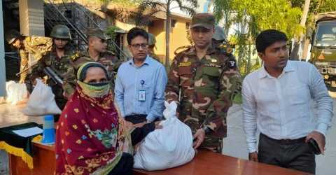 সেনাবাহিনী কর্তৃক বন্যার্তদের মাঝে গৃহ নির্মাণ সামগ্রী, নগদ অর্থ এবং ত্রাণ বিতরণ