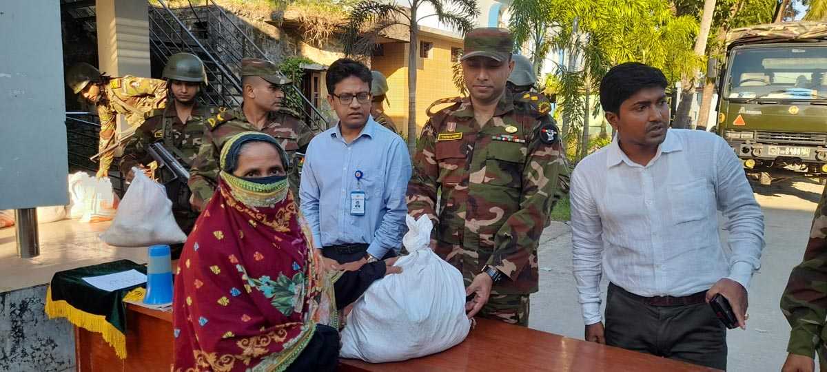 সেনাবাহিনী কর্তৃক বন্যার্তদের মাঝে গৃহ নির্মাণ সামগ্রী, নগদ অর্থ এবং ত্রাণ বিতরণ