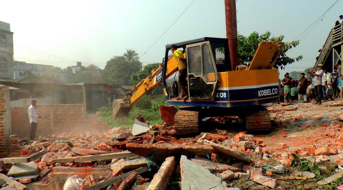 চান্দিনায় বাসস্ট্যান্ডে মহাসড়কের পাশের দুই শতাধিক অবৈধ স্থাপনা উচ্ছেদ