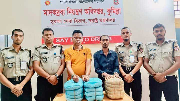 বুড়িচংয়ে কাঁচা সবজির অন্তরালে মাদক পাচারকালে ডিএনসি’র হাতে আটক ২ পাচারকারী! ১৩ কেজি গাঁজা উদ্ধার