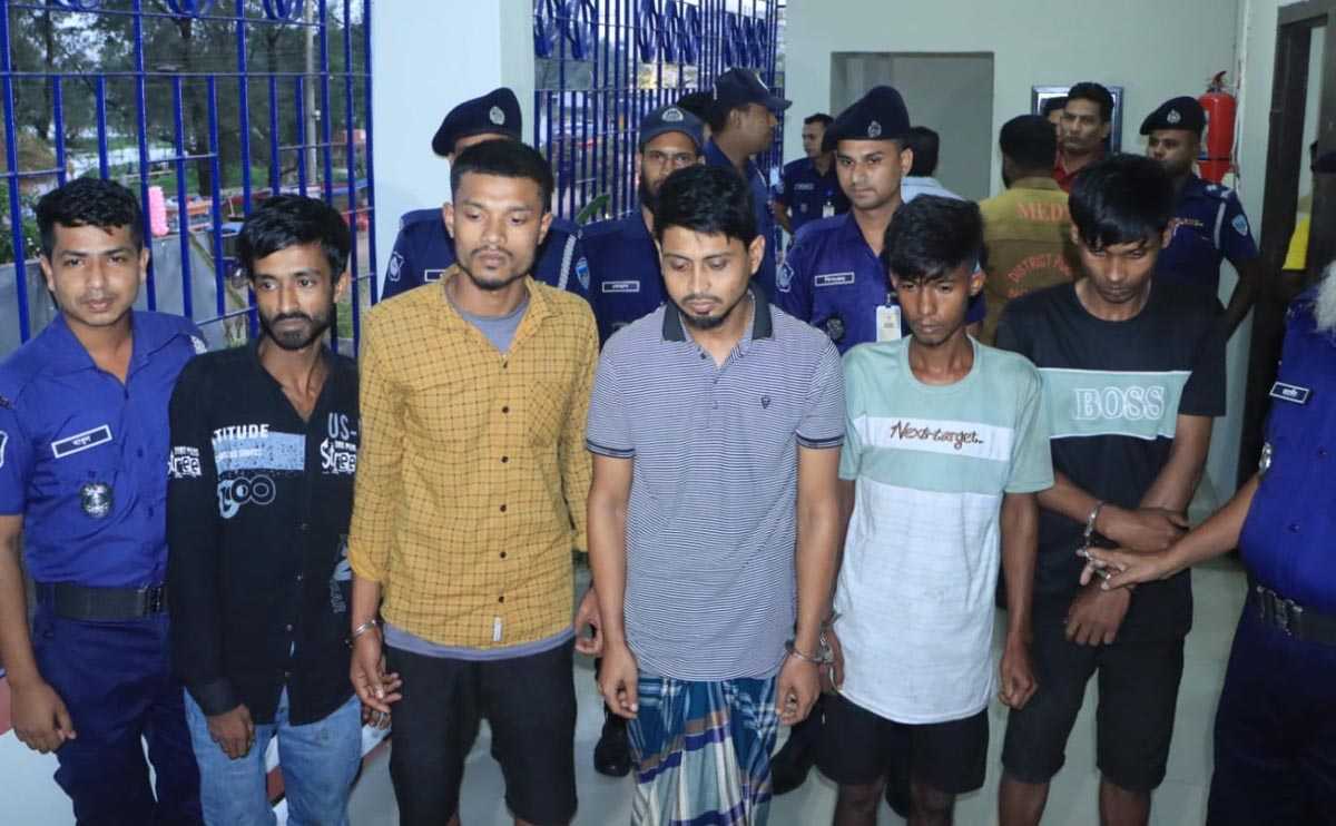 নোয়াখালীতে ১৭টি আগ্নেয়াস্ত্র,২৭৭ রাউন্ড গুলি-মাদকসহ গ্রেপ্তার-৫