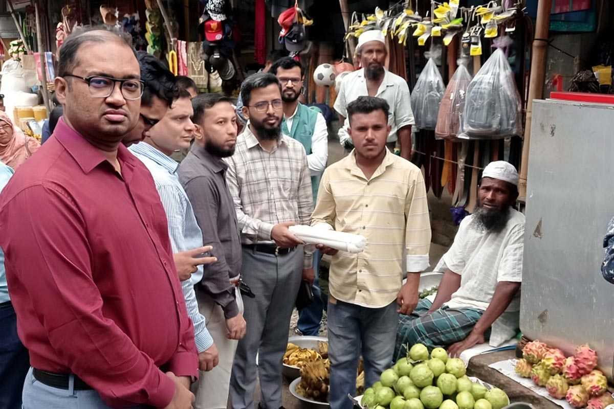 মুরাদনগরে পলিথিন ব্যাগ বন্ধে সচেতনতামূলক প্রচারণা চালায় উপজেলা প্রশাসন