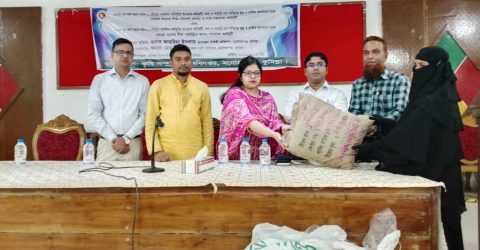 মনোহরগঞ্জে কৃষক প্রশিক্ষণ ও হাইব্রিড বীজ বিতরন