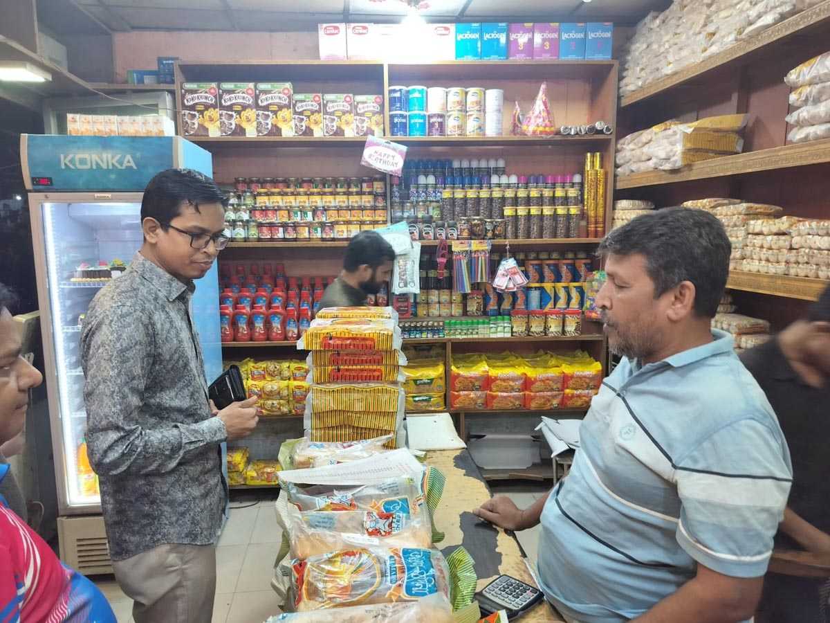 মুরাদনগরে বাজার মনিটরিং করলেন ইউএনও আবদুর রহমান