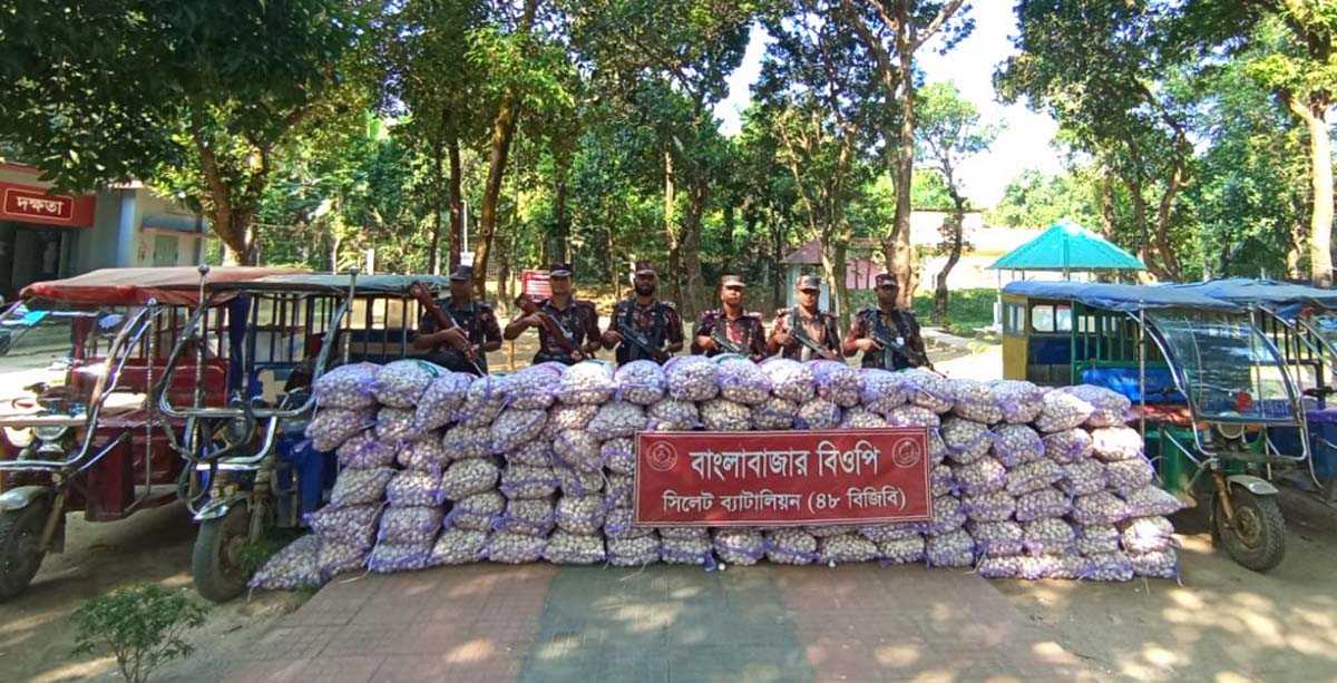 সীমান্তে ৪৮ বিজিবি’র অভিযানে দেড় কোটি টাকার চোরাই পণ্য জব্দ