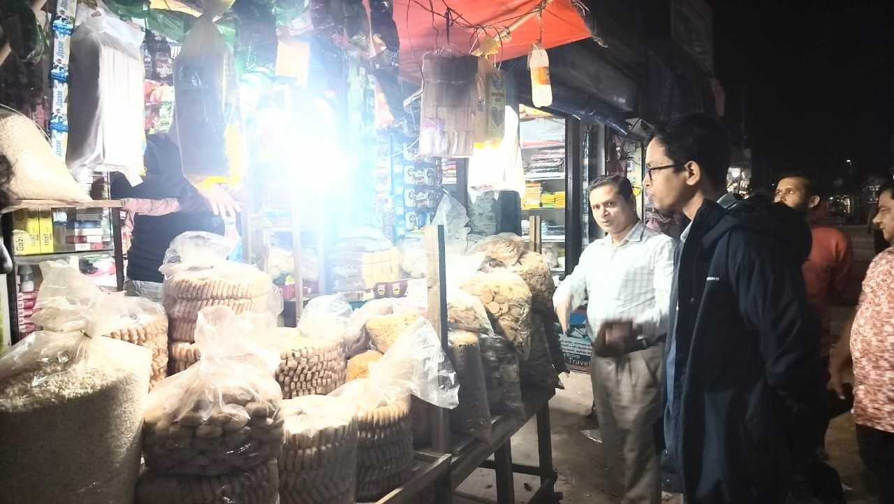 মুরাদনগরে বাজার মনিটরিং করলেন ইউএনও আবদুর রহমান
