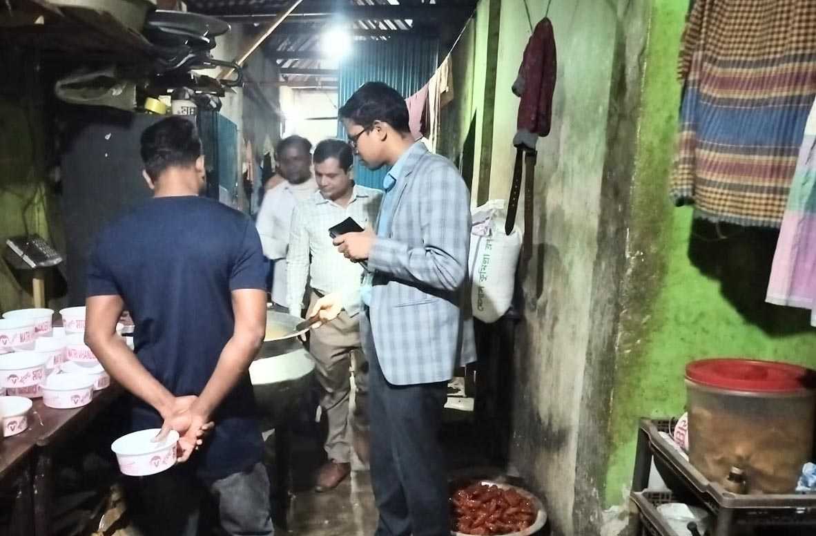 মুরাদনগরে অস্বাস্থ্যকর পরিবেশে মিষ্টি তৈরির অপরাধে দোকানদারকে জরিমানা