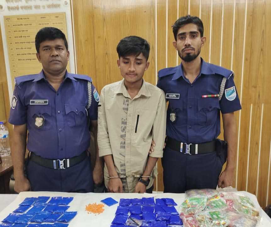 নারায়ণগঞ্জ বন্দরে বিপুল পরিমাণ ইয়াবাসহ গ্রেফতার-১